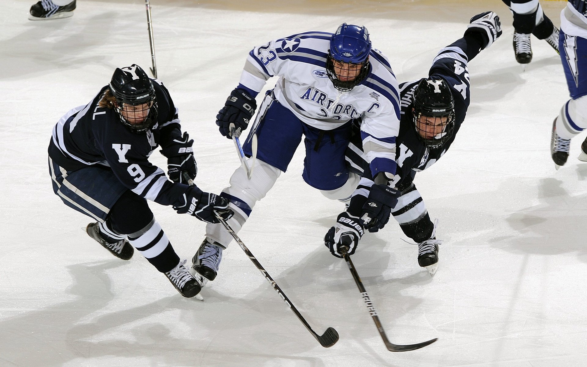 墨西哥队员滑雪鞋踢足球？新战术引争议，墨西哥选手穿李宁